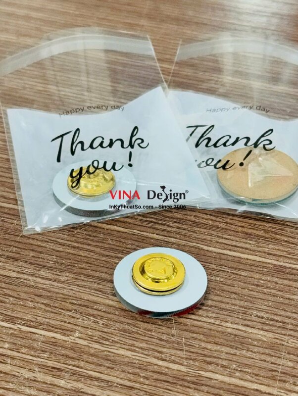 In huy hiệu tròn Mica trong logo thương hiệu, gắn nam châm mặt sau - INKTS3855