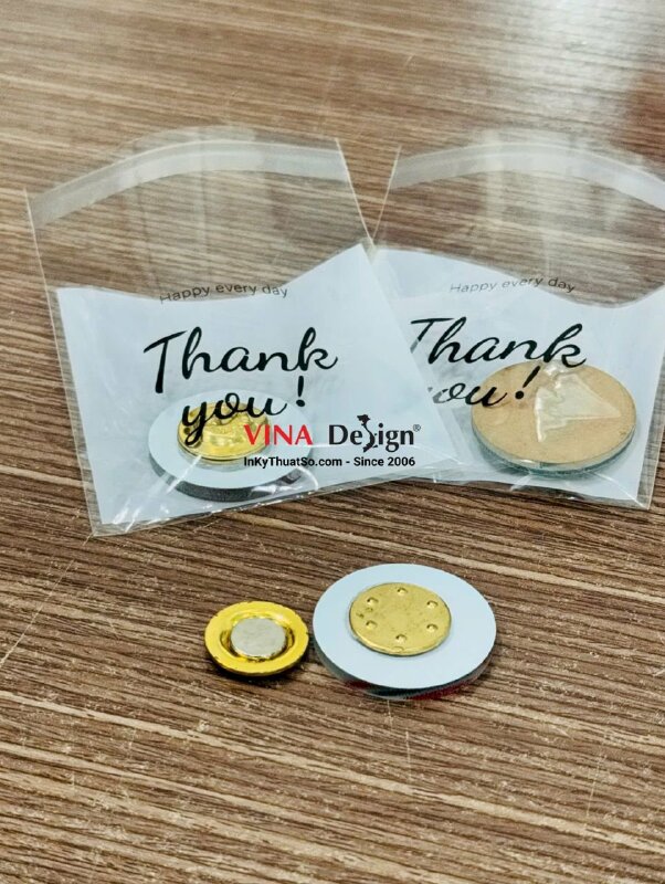 In huy hiệu tròn Mica trong logo thương hiệu, gắn nam châm mặt sau - INKTS3855