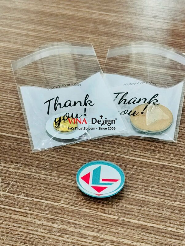 In huy hiệu tròn Mica trong logo thương hiệu, gắn nam châm mặt sau - INKTS3855
