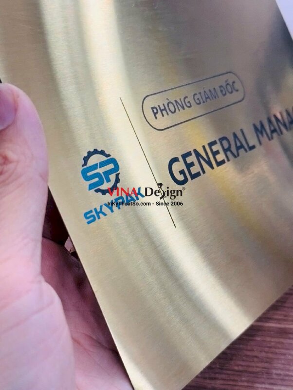 Làm bảng tên phòng giám đốc general manager có logo công ty, in UV phẳng inox xước vàng - INKTS3837