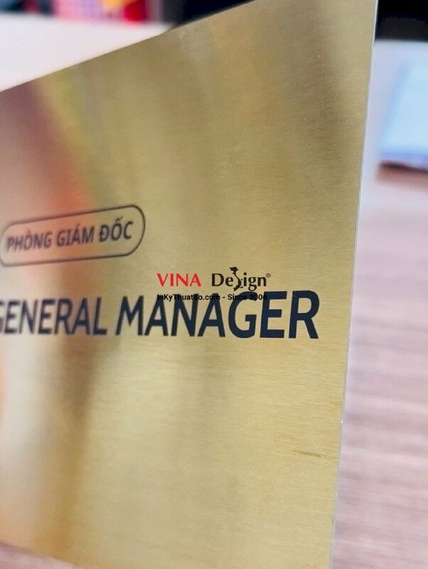 Làm bảng tên phòng giám đốc general manager có logo công ty, in UV phẳng inox xước vàng - INKTS3837
