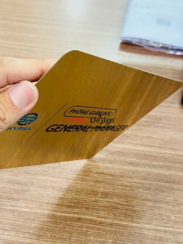 Làm bảng tên phòng giám đốc general manager có logo công ty, in UV phẳng inox xước vàng - INKTS3837