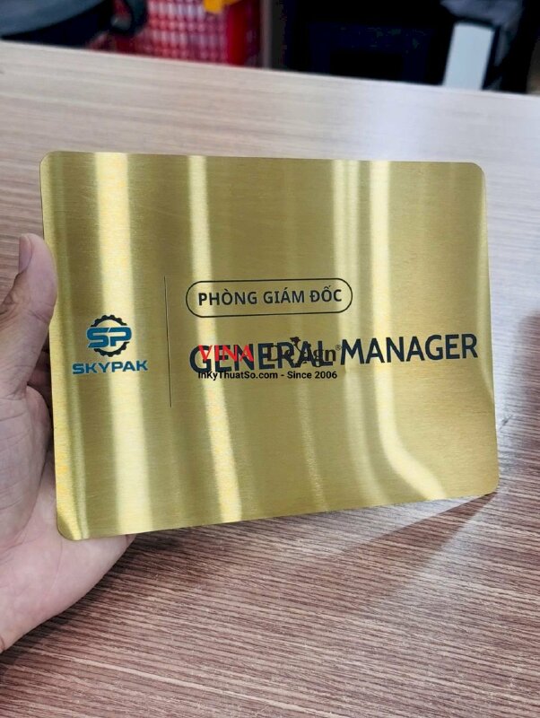 Làm bảng tên phòng giám đốc general manager có logo công ty, in UV phẳng inox xước vàng - INKTS3837