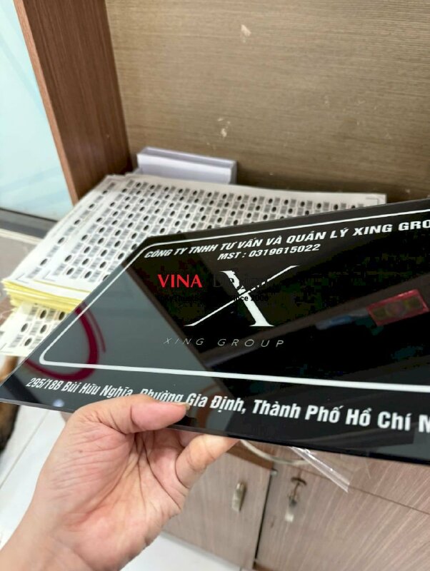 In bảng hiệu Mica trong cho công ty tư vấn và quản lý - INKTS3861