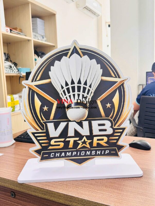 In standee Formex để bàn logo giải đấu cầu lông badminton - INKTS3895