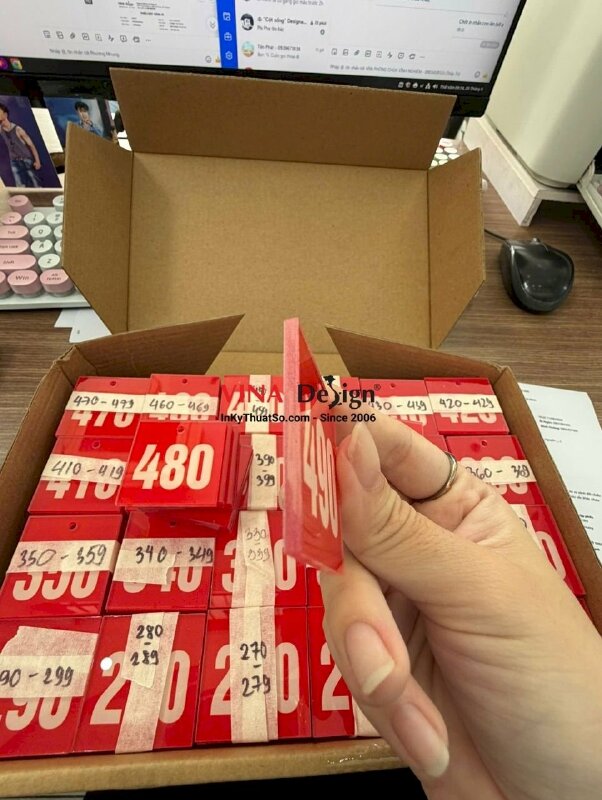 In thẻ gửi xe Mica trong 3li in UV ngược lót trắng nền, bấm lỗ tròn - INKTS3896