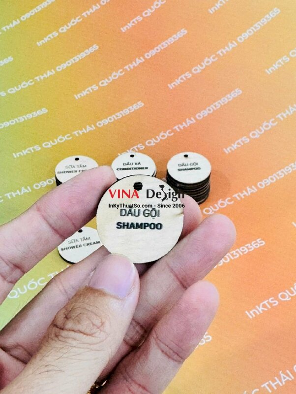 In tag gỗ gắn chai Sữa tắm Shower cream, Dầu xả Conditioner, Dầu gội Shampoo (thẻ gỗ tròn khách đưa) -  INKTS3922