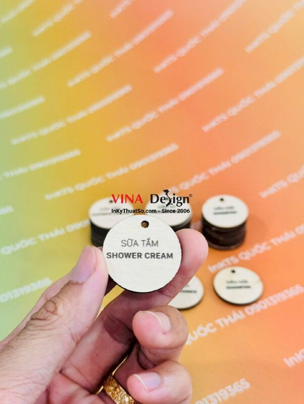 In tag gỗ gắn chai Sữa tắm Shower cream, Dầu xả Conditioner, Dầu gội Shampoo (thẻ gỗ tròn khách đưa) -  INKTS3922