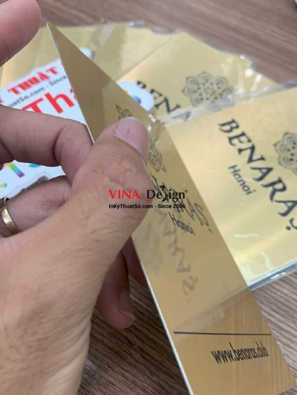 In thẻ nhôm màu vàng gắn quyển menu bìa vải cho nhà hàng Ấn Độ, in UV màu - INKTS3933