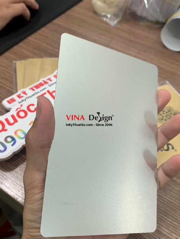 In thẻ nhôm màu vàng gắn quyển menu bìa vải cho nhà hàng Ấn Độ, in UV màu - INKTS3933